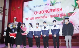 Đ/c Nguyễn Thị Quỳnh Nga - UV BCH Đảng ủy, Chủ tịch Công đoàn trường - tặng quà tết cho các bạn sinh viên