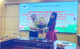 PGS.TS. Nguyễn Cảnh Phú - Bí thư Đảng ủy, Hiệu trưởng nhà trường - tặng hoa chúc mừng Trưởng Ban nữ công - Vương Hải Hà