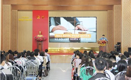 Đ/c Nguyễn Quang Vinh - Phó ban Tuyên giáo Thành ủy Vinh - báo cáo Hội nghị