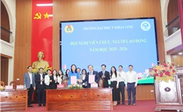 Hiệu trưởng và Chủ tịch Công đoàn ký kết giao ước thi đua năm học 2025-2026