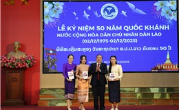 ông Vy Tố Định - P.Chủ tịch Hội Hữu nghị Việt – Lào tỉnh Nghệ An - tặng quà các lưu sinh viên Lào