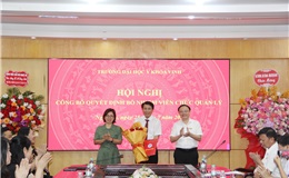 TS. Lê Thị Thanh Tâm - Bí thư Đảng ủy và PGS.TS. Nguyễn Văn Tuấn - Hiệu trưởng - trao quyết định bổ nhiệm và tặng hoa chúc mừng TS. Hồ Đăng Mười trên cương vị mới
