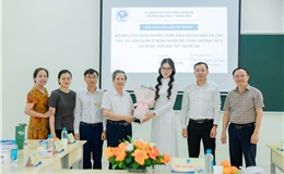 Thành viên hội đồng khóa luận tặng hoa và chụp ảnh lưu niệm với sinh viên vừa hoàn thành bài báo cáo