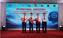 TS. Phạm Ngọc Lan - Trưởng ban Công tác hội viên, Hiệp hội các trường ĐH, CĐ Việt Nam - tặng hoa các đơn vị đồng tổ chức Hội thảo