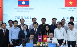 Hai trường ký kết dưới sự chứng kiến của lãnh đạo các đơn vị tham gia chương trình