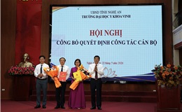 Đ/c Thái Văn Thành - Tỉnh ủy viên, P.Chủ tịch UBND tỉnh và đ/c Phạm Tuấn Vinh - Phó Bí thư Đảng ủy UBND tỉnh - trao quyết định và tặng hoa chúc mừng hai đồng chí trong dịp này