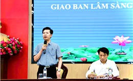 TS. Nguyễn Quốc Đạt - P. Hiệu trưởng - phát biểu chủ trì hội nghị