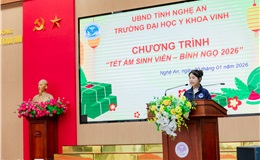 Đại diện sinh viên nhận quà Tết Ấm phát biểu cảm ơn