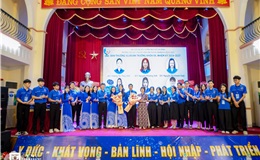 Bí thư Đảng uỷ Lê Thị Thanh Tâm tặng hoa chúc mừng Ban chấp hành Đoàn TNCS Hồ Chí Minh trường Đại học Y khoa Vinh khoá XX (nhiệm kỳ 2024 - 2027) ra mắt Đại hội