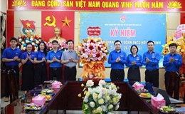 Lãnh đạo trường Đại học Y khoa Vinh tặng hoa chúc mừng Tỉnh đoàn