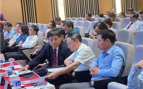Hiệu trưởng PGS.TS. Nguyễn Văn Tuấn trong buổi toạ đàm