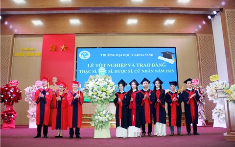Đại diện tân thạc sĩ, bác sĩ, dược sĩ, cử nhân tặng hoa tri ân lãnh đạo và tập thể cán bộ giảng viên nhà trường