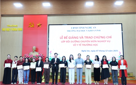 TS. Nguyễn Quốc Đạt - P. Hiệu trưởng - trao chứng chỉ cho học viên