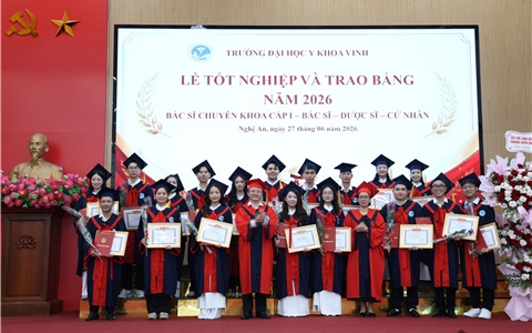 1000 tân bác sĩ, tân dược sĩ, tân cử nhân Y khoa Vinh hân hoan trong ngày vui tốt nghiệp