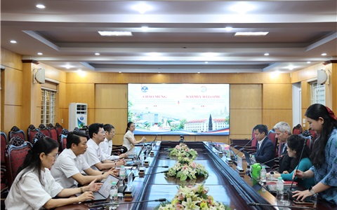 Y khoa Vinh làm việc với đại diện Trung tâm Hỗ trợ Nghiên cứu, Đại học Greifswald (CHLB Đức)
