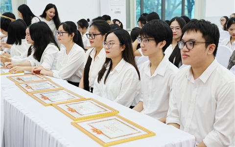 Y khoa Vinh sát cánh đồng hành cùng sinh viên vươn lên trong học tập