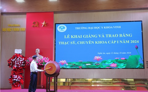 Hiệu trưởng Nguyễn Văn Tuấn đánh trống khai giảng năm học mới 2024 - 2025