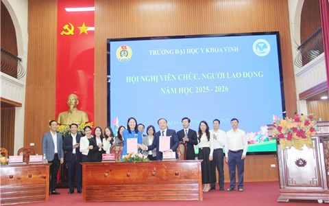 Hiệu trưởng và Chủ tịch Công đoàn ký kết giao ước thi đua năm học 2025-2026