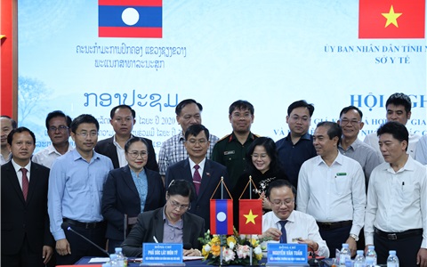 Hai trường ký kết dưới sự chứng kiến của lãnh đạo các đơn vị tham gia chương trình