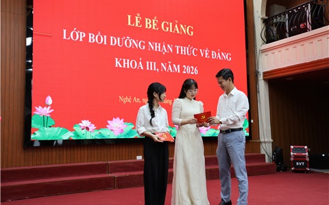 Sinh viên Y khoa Vinh tích cực trau dồi kiến thức về Đảng