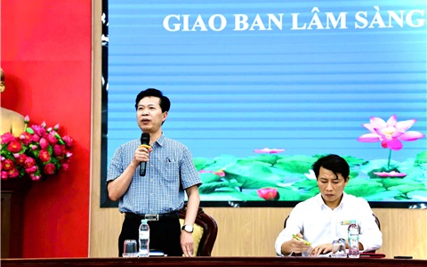 TS. Nguyễn Quốc Đạt - P. Hiệu trưởng - phát biểu chủ trì hội nghị