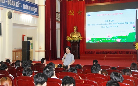 TS. Nguyễn Quốc Đạt - P. Hiệu trưởng - Chủ trì điều hành Hội nghị