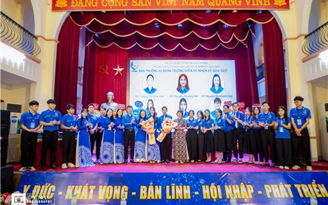 Bí thư Đảng uỷ Lê Thị Thanh Tâm tặng hoa chúc mừng Ban chấp hành Đoàn TNCS Hồ Chí Minh trường Đại học Y khoa Vinh khoá XX (nhiệm kỳ 2024 - 2027) ra mắt Đại hội