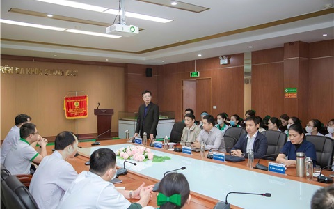 TS. Nguyễn Quốc Đạt - P. Hiệu trưởng nhà trường - phát biểu tại buổi lễ