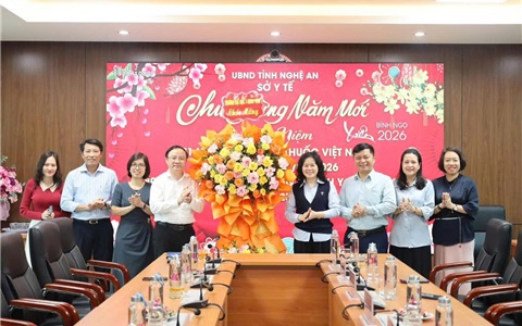 Trường Đại học Y khoa Vinh tặng hoa, chúc mừng sở Y tế Nghệ An (Ảnh: Tổng hợp)