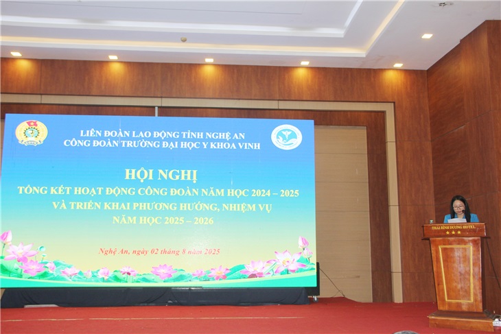 Đ/C Trần Thị Phương Oanh - ĐUV, Ủy viên BCH Công đoàn trường - phát biểu tại Hội nghị