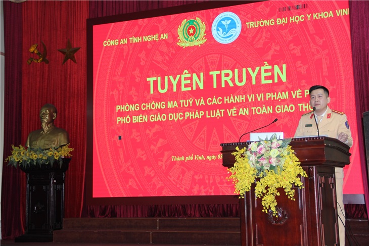 Đ/c Đại úy Phạm Thành Luân - cán bộ phòng Cảnh sát giao thông Công an tỉnh - Phổ biến pháp luật về an toàn giao thông