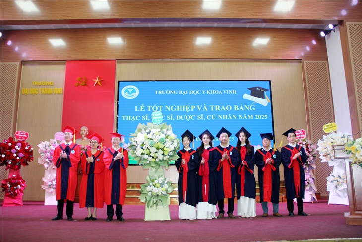 Đại diện tân thạc sĩ, bác sĩ, dược sĩ, cử nhân tặng hoa tri ân lãnh đạo và tập thể cán bộ giảng viên nhà trường