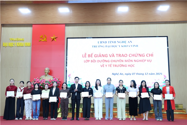 TS. Nguyễn Quốc Đạt - P. Hiệu trưởng - trao chứng chỉ cho học viên