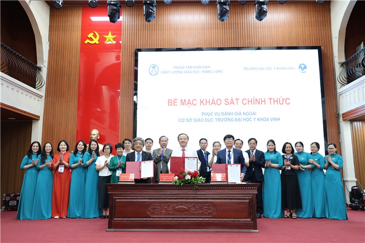 Đại diện các bên ký kết biên bản hoàn thành đợt khảo sát chính thức