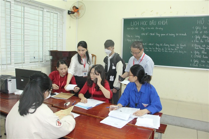 TS. Nguyễn Văn Tuấn - P.Hiệu trưởng phụ trách - (áo kẻ sọc) kiểm tra đôn đốc tình hình ngày đầu đón tiếp sinh viên