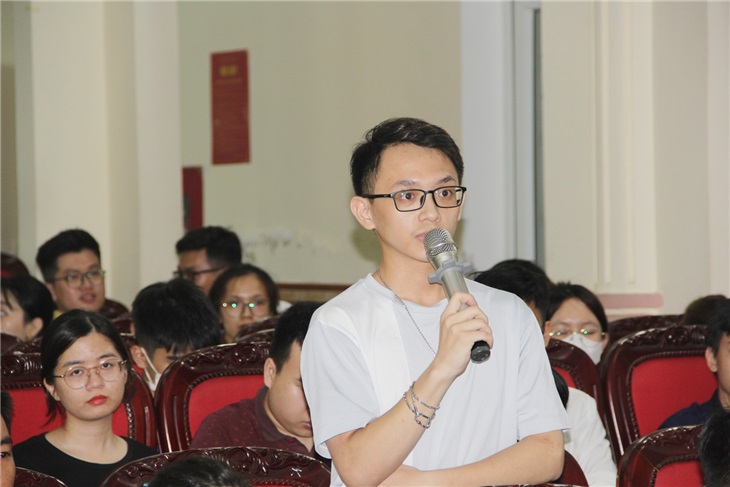 Sinh viên trao đổi tại Hội nghị đối thoại