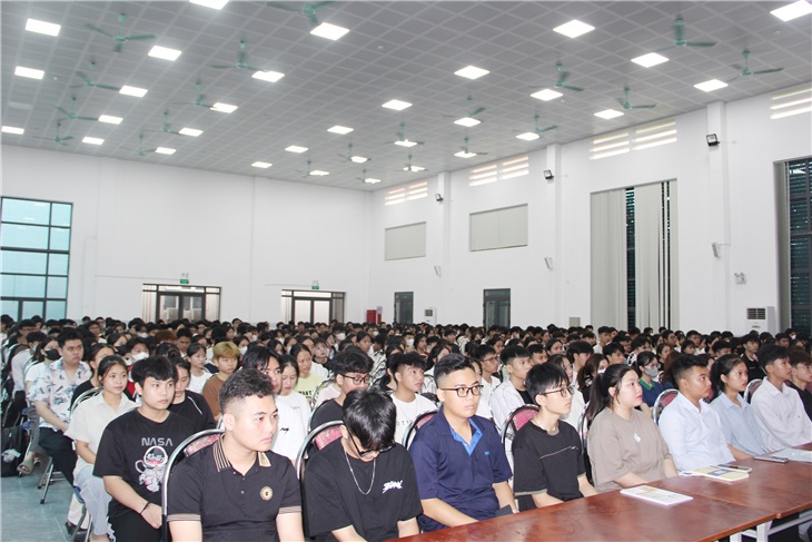 Tân sinh viên khóa mới tham gia chương trình