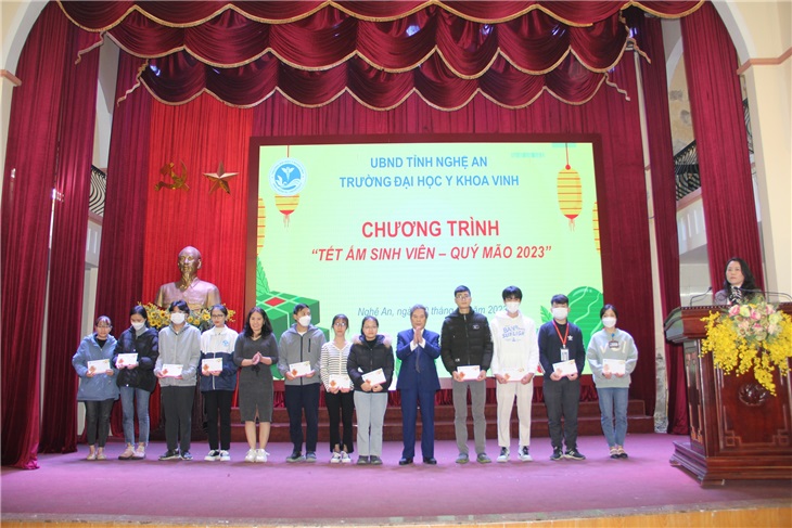 Đại diện lãnh đạo Ban giám hiệu, tổ chức đoàn thể trao quà và chụp ảnh lưu niệm cùng các em