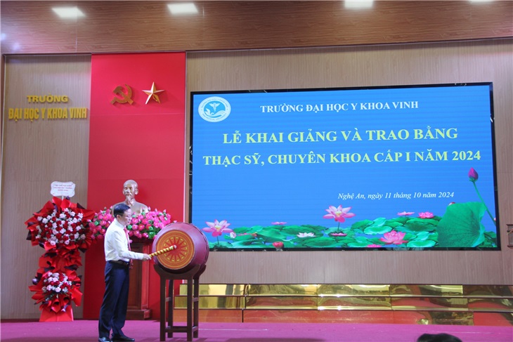 Hiệu trưởng Nguyễn Văn Tuấn đánh trống khai giảng năm học mới 2024 - 2025