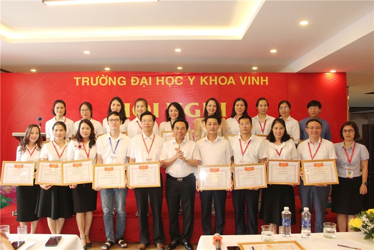 Đ/c Nguyễn Cảnh Phú - Hiệu trưởng nhà trường - trao Giấy khen cho các Tập thể  đạt thành tích cao trong năm học