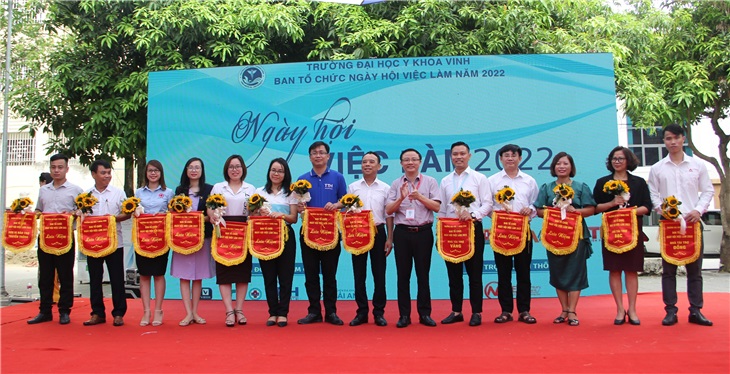 TS. Nguyễn Văn Tuấn - P.Hiệu trưởng trường ĐHYK Vinh - trao hoa, cờ lưu niệm cho các đơn vị tài trợ và tham gia  chương trình