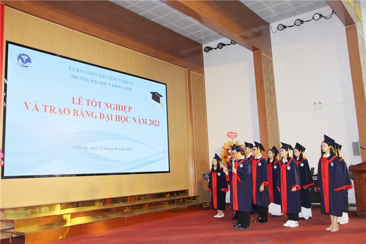 Đại diện tân bác sỹ, tân dược sỹ, cử nhân đọc lời thề  Hippocrates