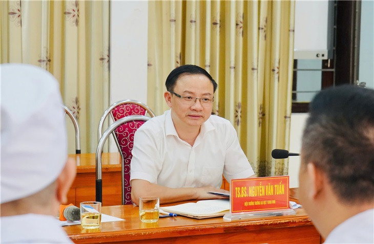 Hiệu trưởng Nguyễn Văn Tuấn tại buổi làm việc