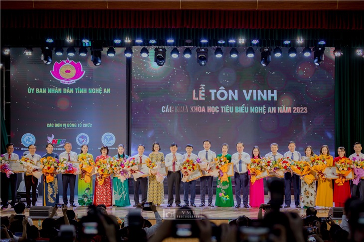Lãnh đạo tỉnh trao Bằng khen vinh danh các nhà khoa học tiêu biểu 2023