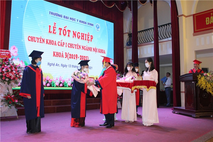 PGS.TS. Nguyễn Cảnh Phú - Bí thư Đảng ủy, Hiệu trưởng nhà trường - trao bằng tốt nghiệp cho các tân BSCKI tốt nghiệp loại Giỏi