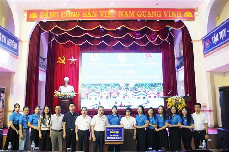 Tập thể lãnh đạo, cán bộ giảng viên Y khoa Vinh cùng nhau hướng về bà con vùng lũ