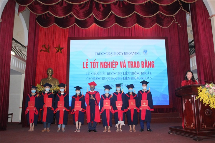 PGS.TS. Nguyễn Cảnh Phú - Bí thư Đảng ủy, Hiệu trưởng nhà trường - trao bằng tốt nghiệp cho các sinh viên tốt nghiệp loại Giỏi