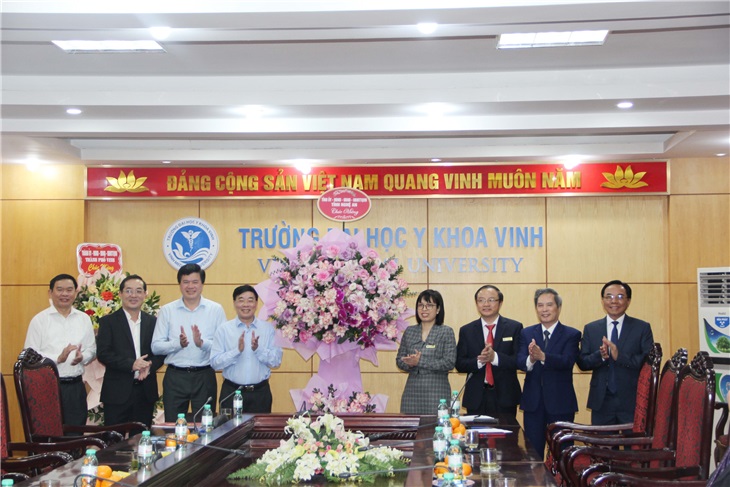 Đ/c Nguyễn Văn Thông - P.Bí thư thường trực tỉnh ủy cùng đoàn tặng hoa chúc mừng nhà trường