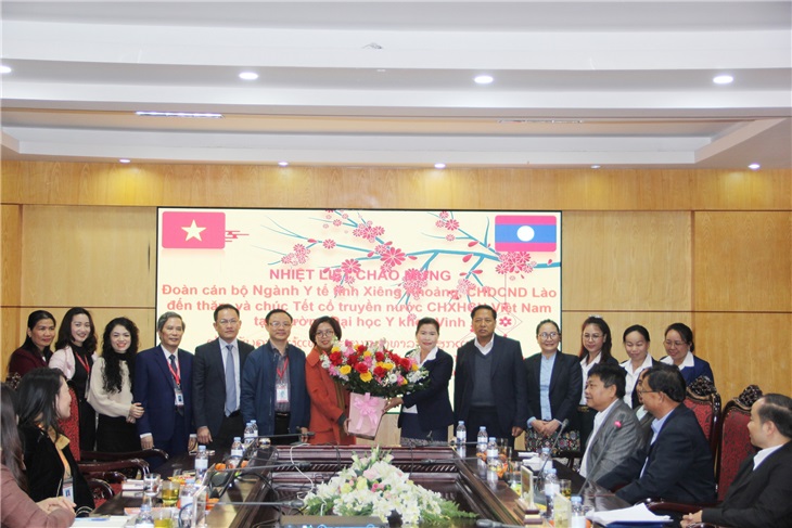 Đại diện lãnh đạo hai bên chụp ảnh lưu niệm