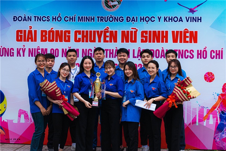 Ban tổ chức và tổ trọng tài chụp ảnh lưu niệm (Ảnh: Đoàn trường)